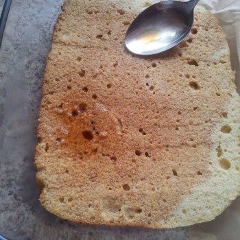 Die Hälfte der Espresso-Amaretto-Mischung auf den Boden geben bis er vollständig getränkt ist.