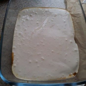 Die Hälfte der Mascarpone-Masse darauf verstreichen