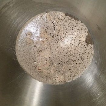 Die Hefe zugeben...