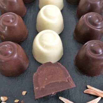 Choketo Low Carb & Keto Pralinés SCHOKO-NOUGAT Großpackung mit 12 gefüllten, handgemachten Pralinen - Schokolade & Füllungen ohne Zuckerzusatz – xylitfrei