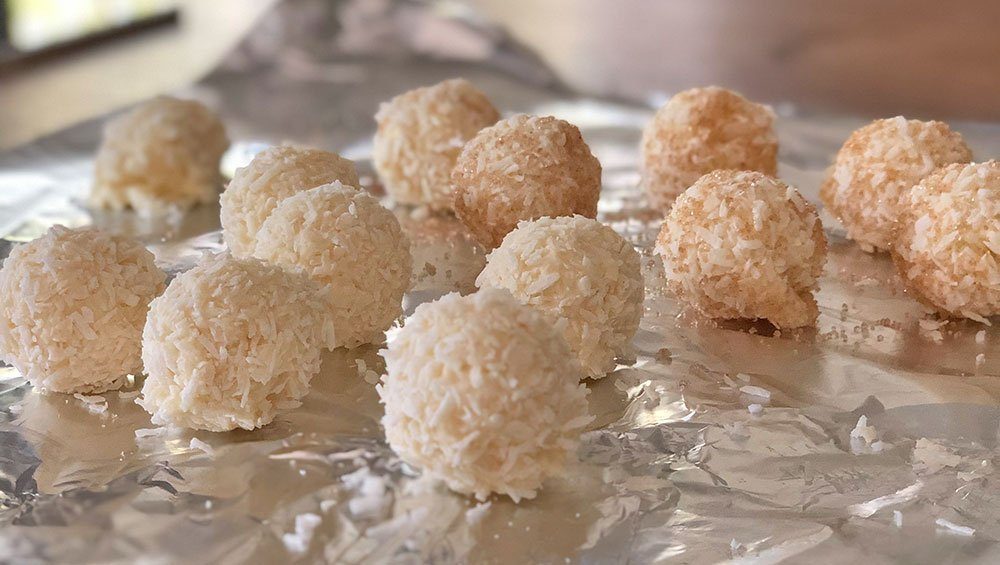 https://lowcarb-glutenfrei.com/rezept-kokostrueffel-kokospralinen-lowcarb-zuckerfrei-keto/
