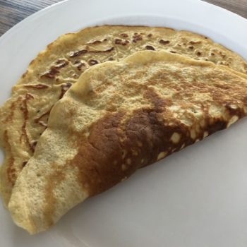 Rezept Herzhaft gefüllte Pfannkuchen-Röllchen mit Joghurt-Dip lowcarb glutenfrei