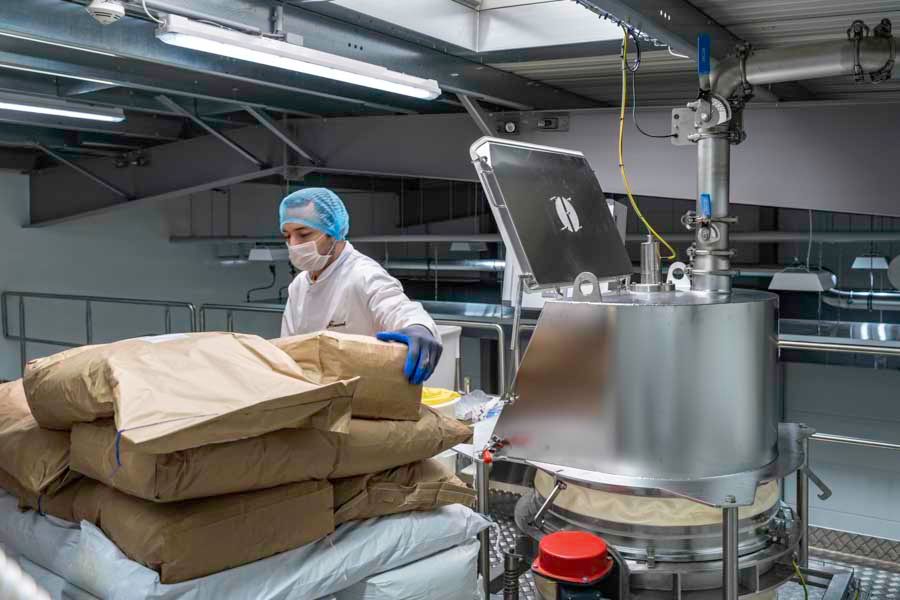 Dr. Almond Produktion