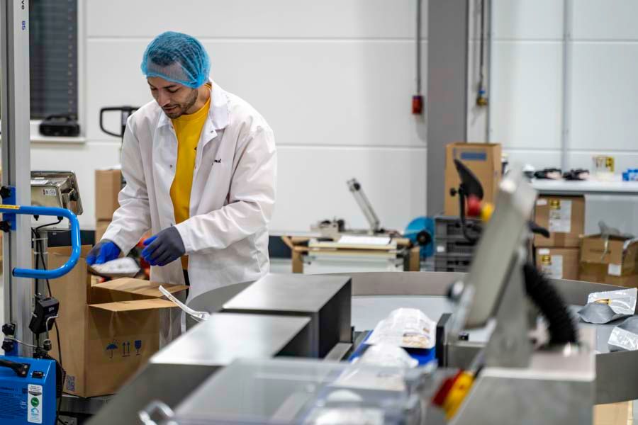 Dr. Almond Produktion