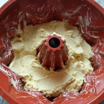 Zuerst den hellen Teig einfüllen.