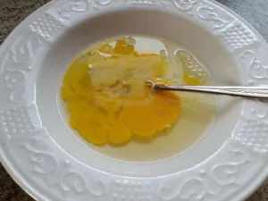 Zuerst musst du ein Ei glattrühren. Das geht am besten, indem du es so lange mit einer Gabel 