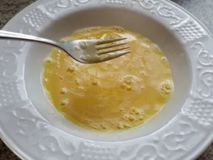 ... bis es so aussieht. Das Eiweiss sollte keine Fäden mehr ziehen.