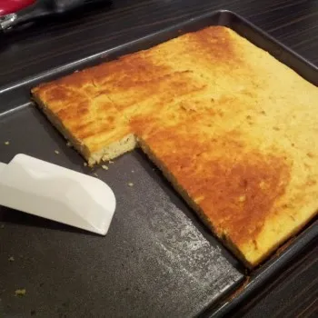 Dies ist ein kleines Blech von ca. 39 x 27 cm. Für ein Standard-Ofenblech von ca. 44 x 36 cm benötigst du die 1,5fache Menge (9 Eier, 300 g Sahne, 75 g Butter, 150 g Kuchenzauber).