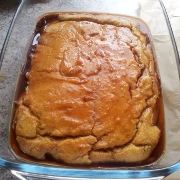 Mit der anderen Hälfte der Espresso-Amaretto-Mischung den zweiten Boden durchtränken und anschließend mit der restlichen Mascarpone-Masse bestreichen.