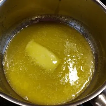 Die Butter schmelzen (nicht zu heiss, sie sollte gerade geschmolzen sein)...