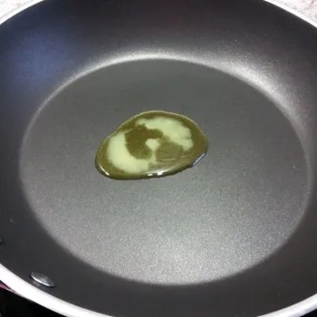 Etwas Kokosöl oder Butterschmalz (keine Butter!) in einer Pfanne erhitzen. Es ist wichtig, dass du eine Pfanne mit guter Antihaftbeschichtung verwendest, da eiweissreiche Teige sehr gerne ankleben. Der Herd sollte auf mittlere Hitze eingestellt sein.