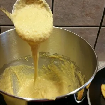 Kontrolliere, ob der Teig die richtige Konsistenz hat. Er sollte zähflüssig von Löffel reissen. Wenn der Teig zu fest ist, kannst du mit etwas Sahne oder Wasser nachhelfen.