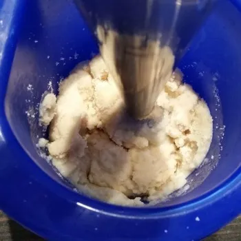 Für die Marzipanfüllung Erythritol und Wasser erhitzen, bis das Erythritol vollständig gelöst ist. Süße, Rosenwasser und Bittermandelaroma zugeben und die gesamte Lösung zu den gemahlenen Mandeln geben. Mit einem Pürierstab so lange bearbeiten, bis eine homogene Masse entstanden ist. Zum Schluss noch einmal mit einem Löffel umrühren und bis zur Verwendung im Kühlschrank lagern.