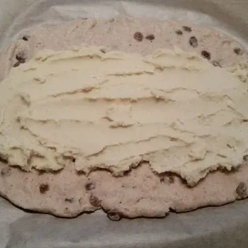 mit der Marzipan- oder der Mohnfüllung bestreichen und dabei ca. 3 cm auf der Längsseite aussparen.