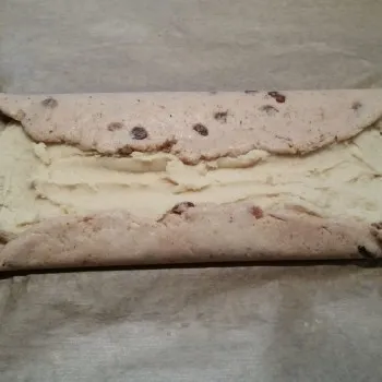 Anschließend den Teig von beiden Seiten einklappen