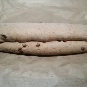 und danach eine der Seiten über die Mitte falten. Die Enden des Stollens gut verschließen