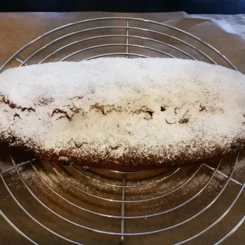 Nach dem Backen sofort mit Erythritol-Puderzucker bestäuben und den Stollen auf einem Kuchengitter auskühlen lassen.