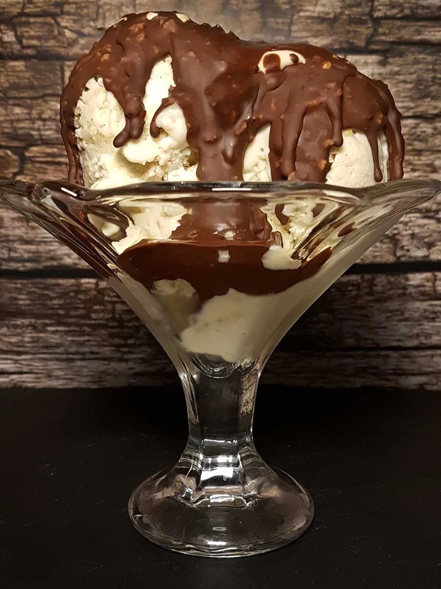 Snickers-Eis Erdnuss Karamell Schokosauce low-carb Eiscreme Protein-Eis Proteineis