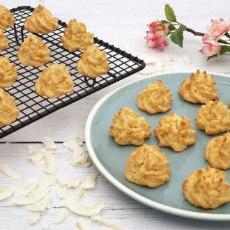 069-01_Weihnachtszauber-KOKOSMAKRONEN-low-carb-glutenfrei-keto-kekse