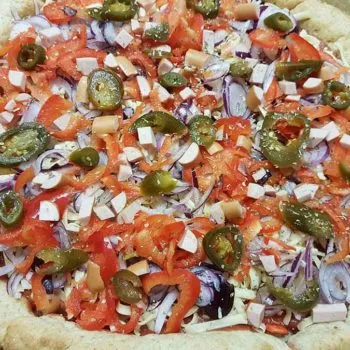 low-carb-hot-dog-pizza-mit-wuerstchenrand-glutenfrei