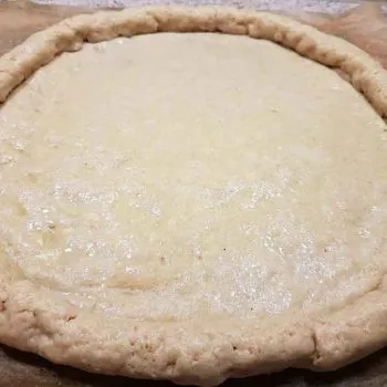 low-carb-hot-dog-pizza-mit-wuerstchenrand-glutenfrei