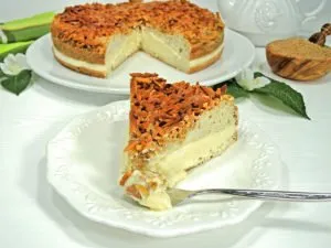 Low Carb Bienenstich mit Karamell-Mandel-Kruste