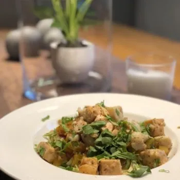 Lachs auf Nudeln mit Orangen-Gemüse-Sugo