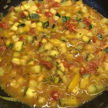 Lachs auf Nudeln mit Orangen-Gemüse-Sugo