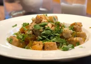 Lachs auf Nudeln mit Orangen-Gemüse-Sugo