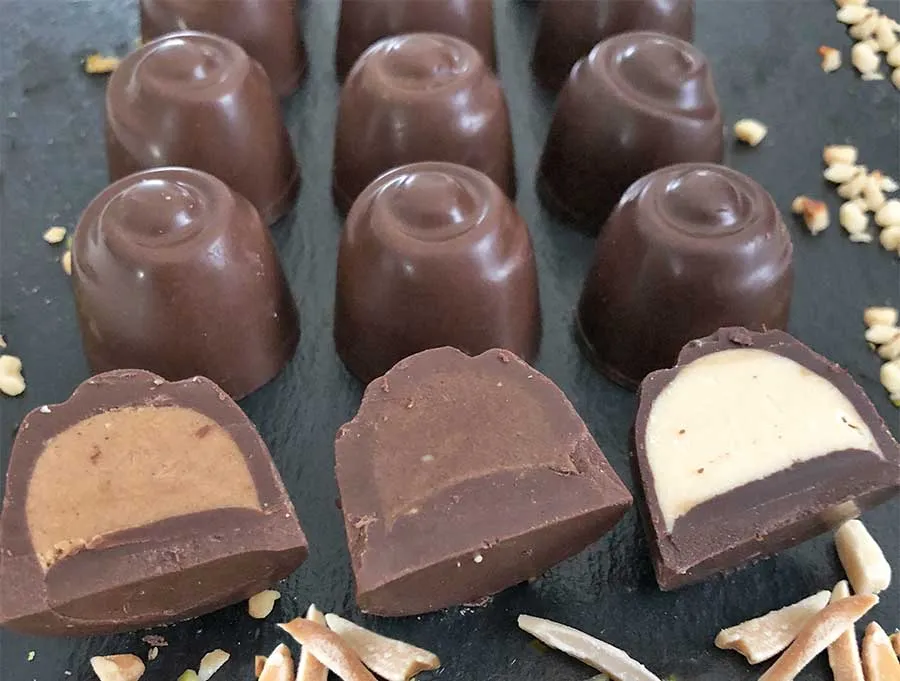 Choketo Low Carb & Keto Pralinés NOUGAT & MANDEL-KARAMELL Großpackung mit 12 gefüllten, handgemachten Pralinen - Schokolade & Füllungen ohne Zuckerzusatz – xylitfrei