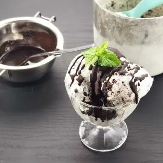 Low-Carb-Cookies-and-Cream-Eiscreme-Rezept-Oreos