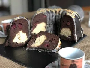 Rezept Schokoguglhupf mit Käsekuchenkern und Kirschen lowcarb glutenfrei