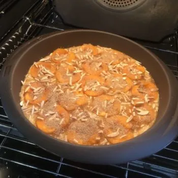 Aprikosen mit einer Kruste aus Mandeln und Karamelltraum - gebettet in einen Rührteig mit Eierlikör-Flavour! Sooo lecker! Ein Stück des Kuchens hat NUR 221kcal und 8g KH - genial oder? Trotz Früchte!