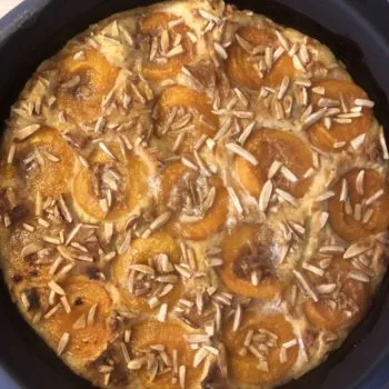 Aprikosen mit einer Kruste aus Mandeln und Karamelltraum - gebettet in einen Rührteig mit Eierlikör-Flavour! Sooo lecker! Ein Stück des Kuchens hat NUR 221kcal und 8g KH - genial oder? Trotz Früchte!