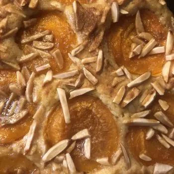 Aprikosen mit einer Kruste aus Mandeln und Karamelltraum - gebettet in einen Rührteig mit Eierlikör-Flavour! Sooo lecker! Ein Stück des Kuchens hat NUR 221kcal und 8g KH - genial oder? Trotz Früchte!