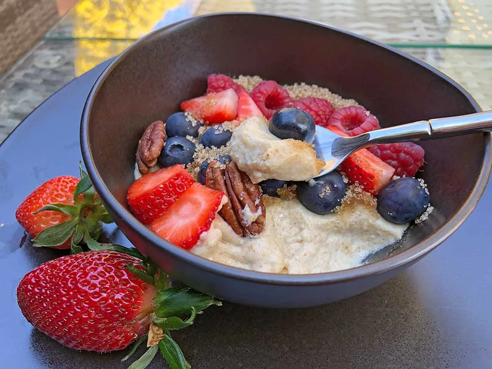 Rezept Frühstücksbowl Walnuss-Zimt mit Beeren lowcarb glutenfrei