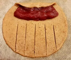 Hörnchen aus Mandelteig mit einer leckeren Füllung aus Rotweinbirnen. Pro Stück nur 5g Kohlenhydrate.