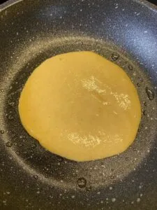 Auf mittlerer Hitze ganz sachte anbacken lassen, bis sich oben kleine Bläschen bilden.