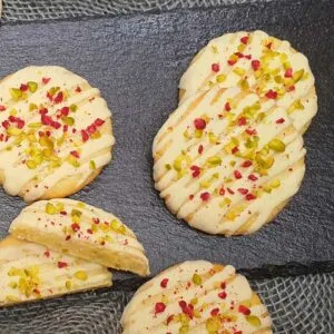 Den Teig 15 Minuten entspannen lassen.