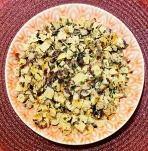 Die Roten Rüben-Mischung, Gewürze, Zitrusfaser, gerieben Käse hinzufügen und durchmischen.