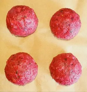 Die Roten Rüben-Mischung, Gewürze, Zitrusfaser, gerieben Käse hinzufügen und durchmischen.