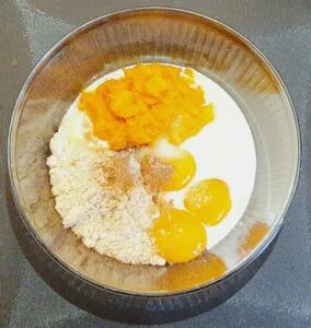 Rezept Kürbis-Zimtschmarrn mit Apfel Pflaumenröster und Vanillisauce lowcarb glutenfrei