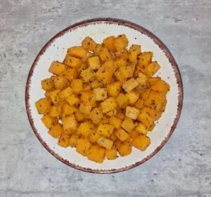 Für Kürbisfreunde ein Highlight. Quiche mit Kürbis, Saurer Sahne und Feta. Pro Stück nur 3g Kohlenhydrate.