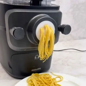 Zubereitung-Pastazauber-mit-Pastamaker-low-carb-keto-Pastamehl-glutenfrei