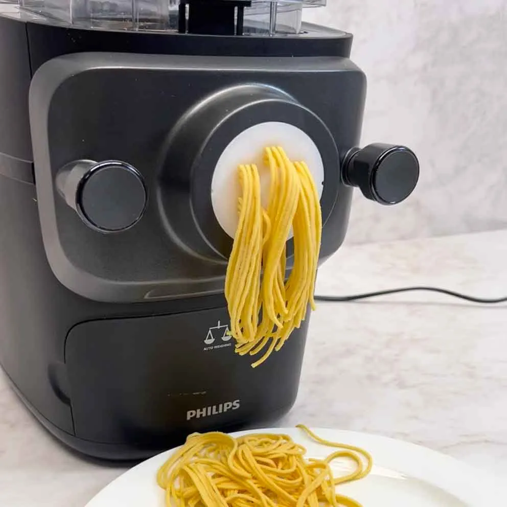 Zubereitung-Pastazauber-mit-Pastamaker-low-carb-keto-Pastamehl-glutenfrei